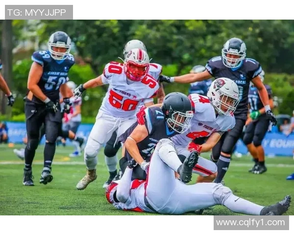 老哥踢足球的快乐时光与团队精神的完美结合